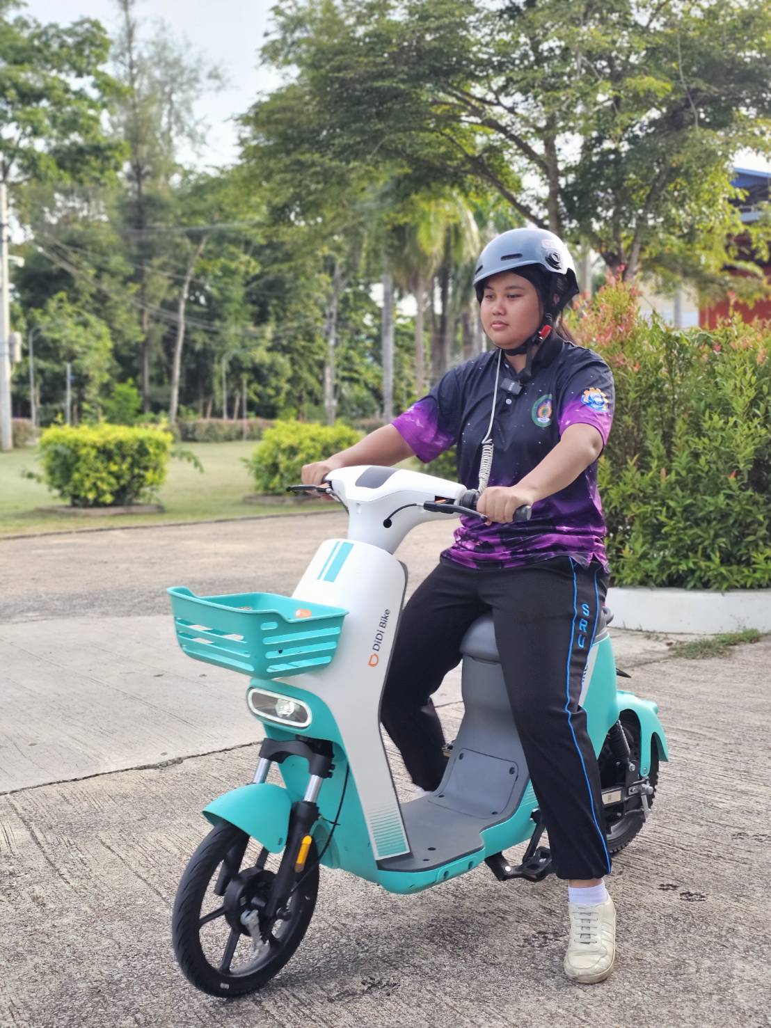 A student riding DiDi Bike on campus