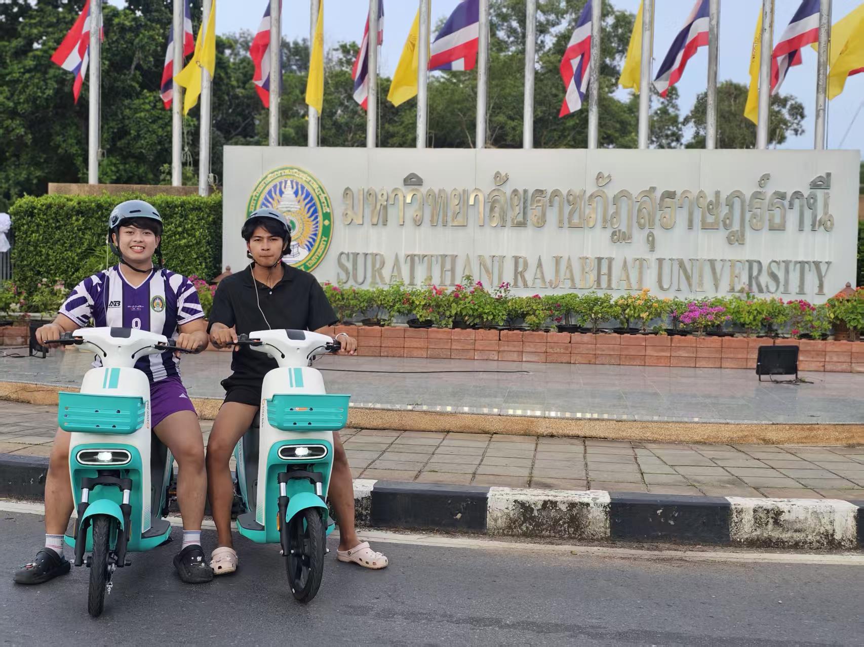 Students with DiDi Bike at Surat Thani Rajabhat University sign